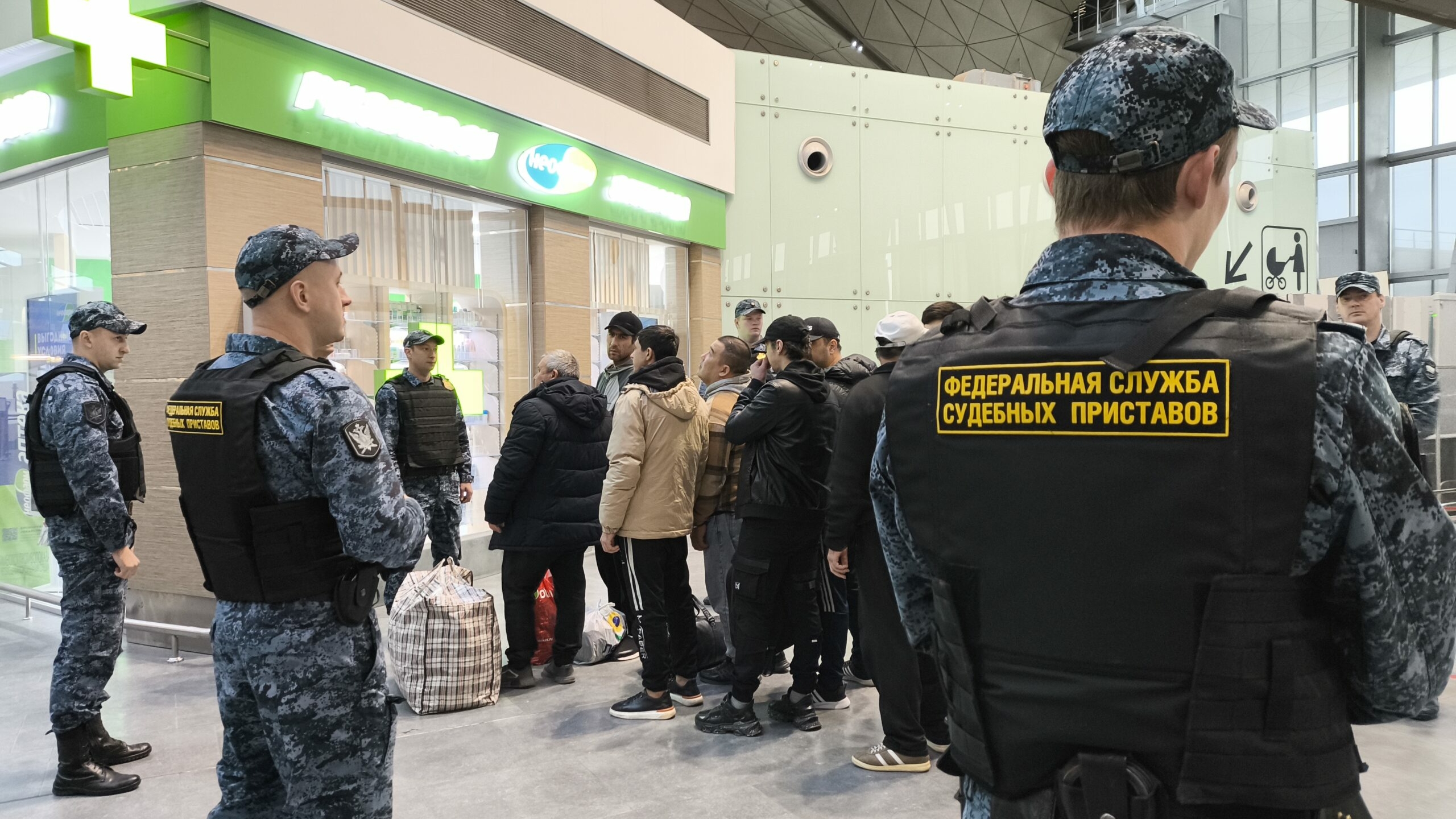 Петербург выдворил более 4 тысяч мигрантов, больше всего — из Узбекистана и Таджикистана
