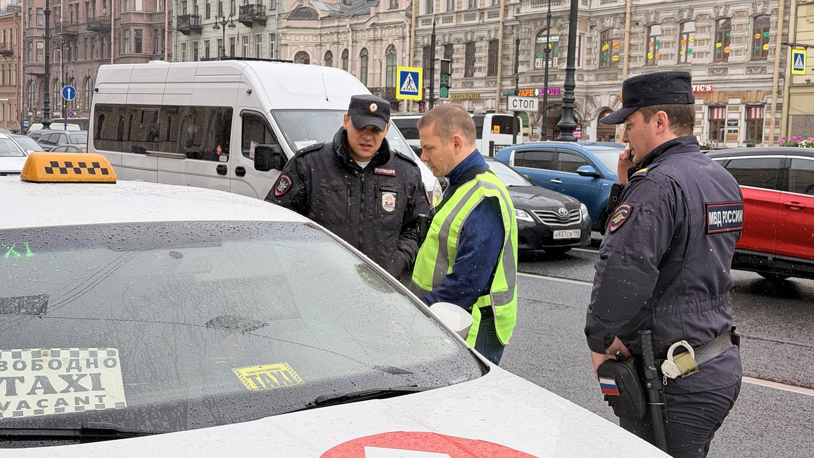 Нелегальных таксистов поймали с поличным у Московского вокзала