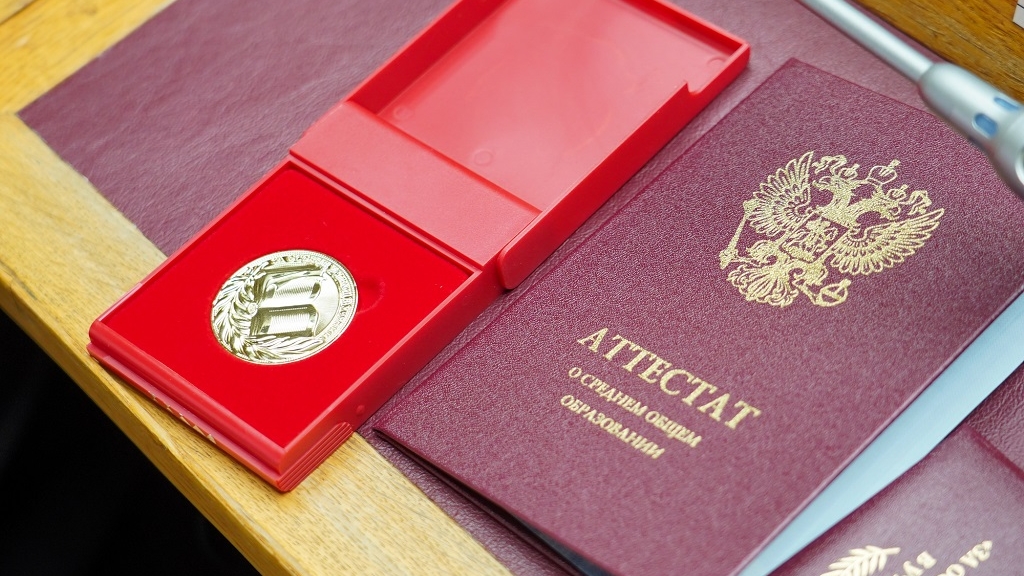 Александр Беглов: 391 выпускник из Петербурга и Мариуполя получил аттестаты в Таврическом дворце