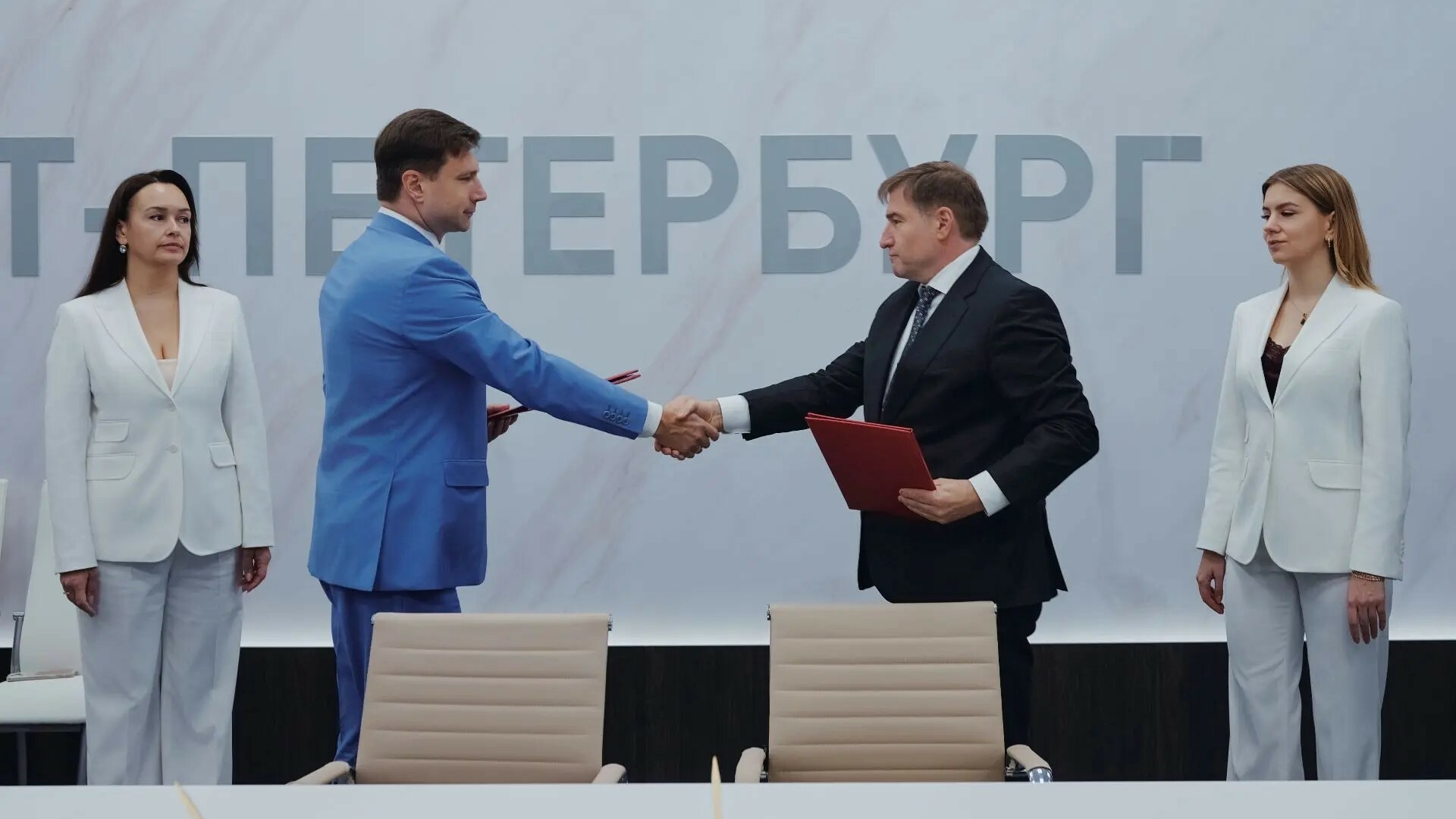 На ПМЭФ подписали соглашение о новом троллейбусном парке на Васильевском острове