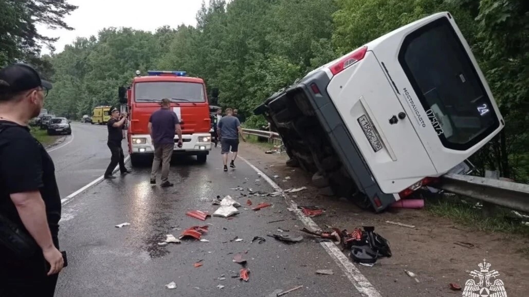 Большегруз столкнулся с набитой пассажирами маршруткой в Подмосковье — есть погибший