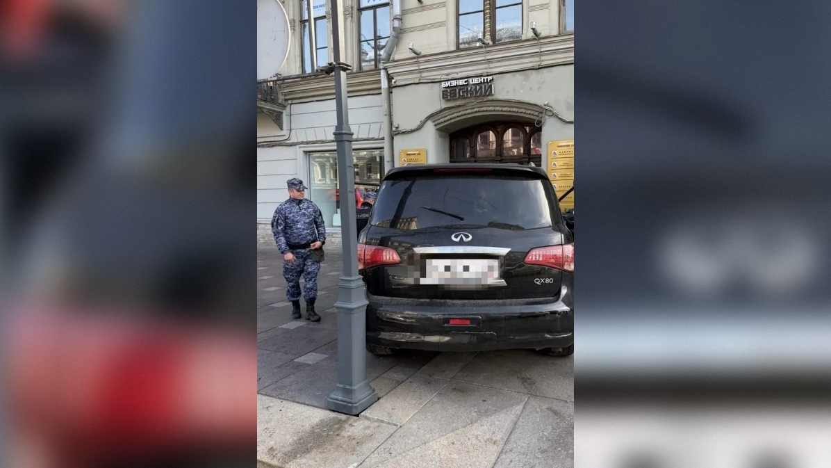 Пьяный форсаж на Infiniti закончился столкновением со стеной дома на Невском