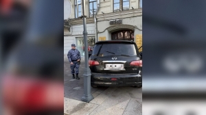 Пьяный форсаж на Infiniti закончился столкновением со стеной дома на Невском