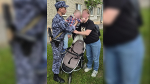 Росгвардейцы Петербурга спасли трехлетнего непоседу, сбежавшего от мамы на детской площадке