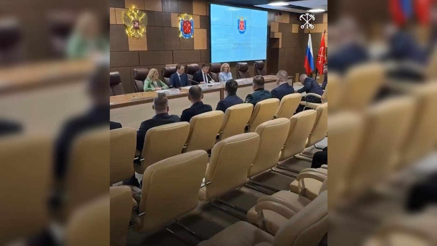Участники программы «Время героев» получили памятные знаки от Петербурга