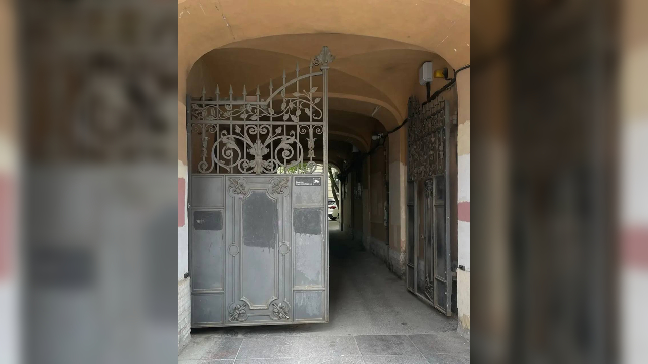 Суд решает судьбу незаконных ворот на Большом проспекте. Прокуратура Петербурга требует демонтировать их
