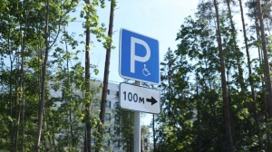 Перед онкоцентром в Песочном открыли большую парковку с 50 инвалидными местами
