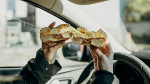 Авито Авто: 60% россиян едят в дальних поездках выпечку