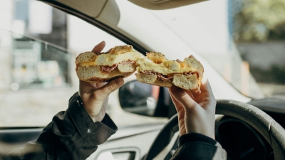 Авито Авто: 60% россиян едят в дальних поездках выпечку