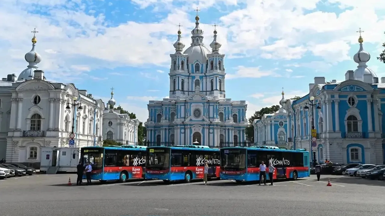 В Петербурге запустили автобусы с красотами Северо-Запада