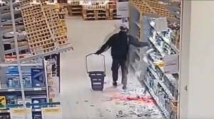 Пьяный дебошир разбил 60 бутылок алкоголя в гипермаркете Петербурга