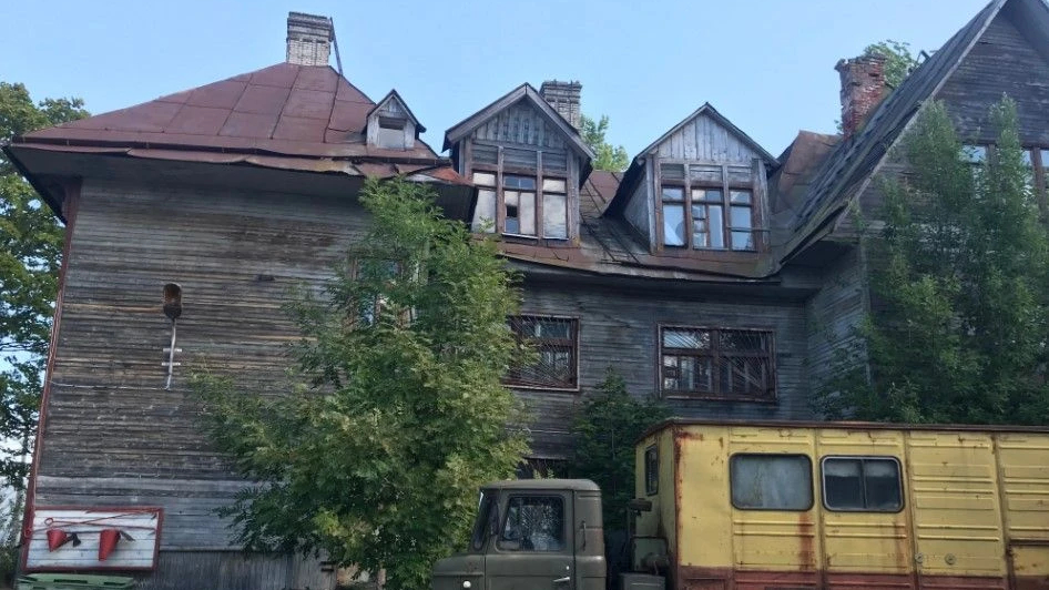 Старинное здание в Ломоносове отремонтируют по программе «Рубль за метр»