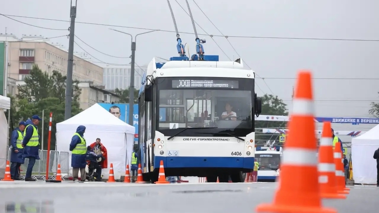 На проспекте Гагарина в Петербурге проходят заезды конкурса «Лучший водитель троллейбуса»