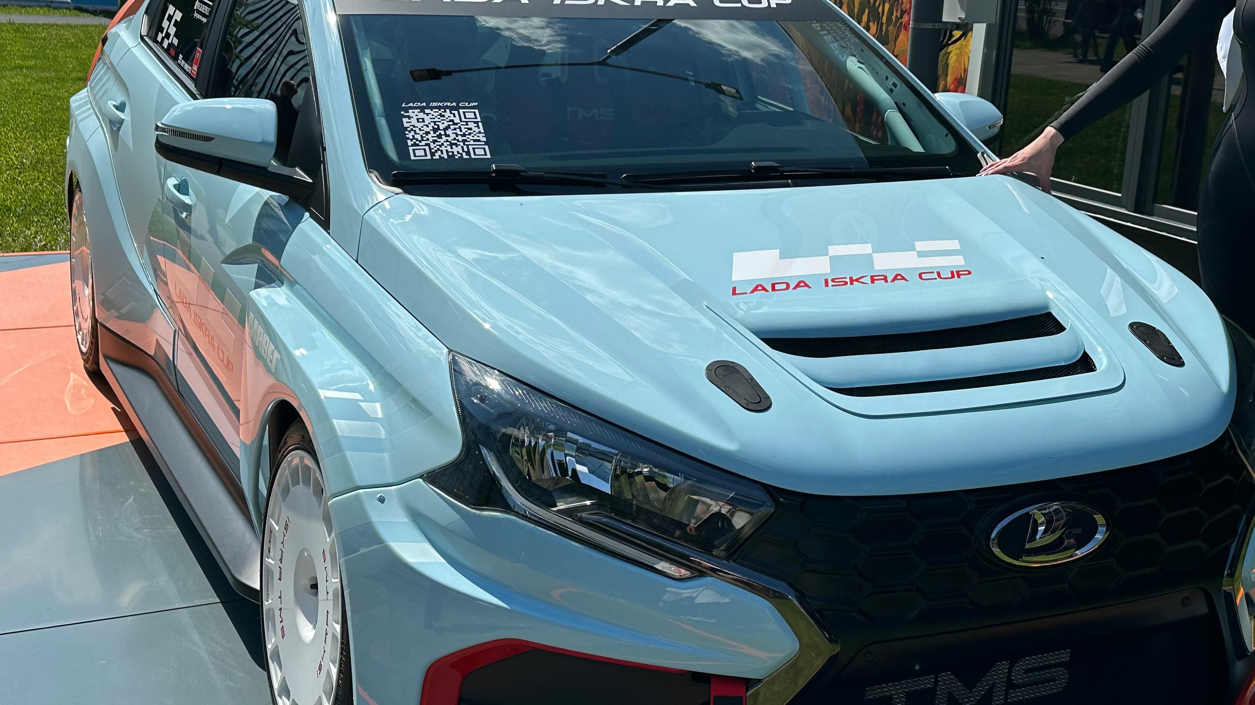 На ПМЭФ-2026 представили гоночную Lada Iskra в цвете «Тиффани»