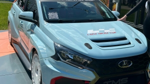 На ПМЭФ-2026 представили гоночную Lada Iskra в цвете «Тиффани»