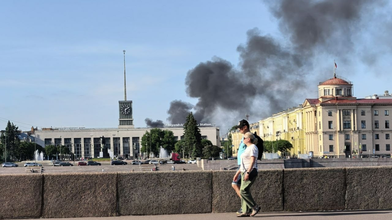 Петербуржцев насторожил зловещий черный дым над Финляндским вокзалом