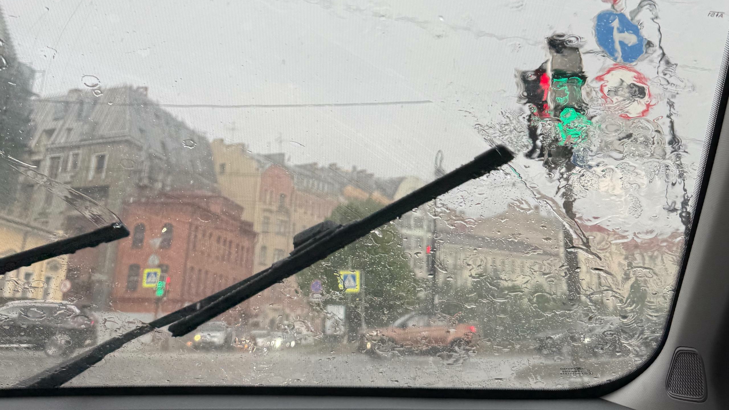 Ливень обрушился на Петербург после 27 градусов тепла