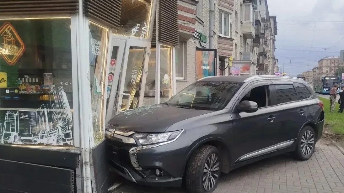 В Петербурге пожилой водитель с признаками опьянения влетел в кофейный киоск и попытался сбежать