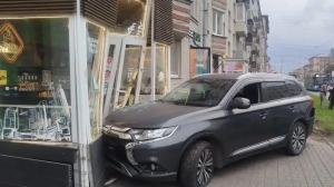 В Петербурге пожилой водитель с признаками опьянения влетел в кофейный киоск и попытался сбежать