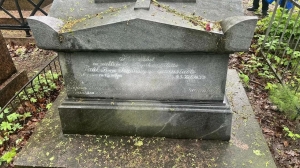 Памятник барона Шиллинга отдает блеском после субботника в Петербурге