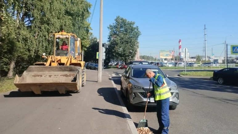 Летнюю уборку тротуаров в семи районах Петербурга оценили в 140 млн