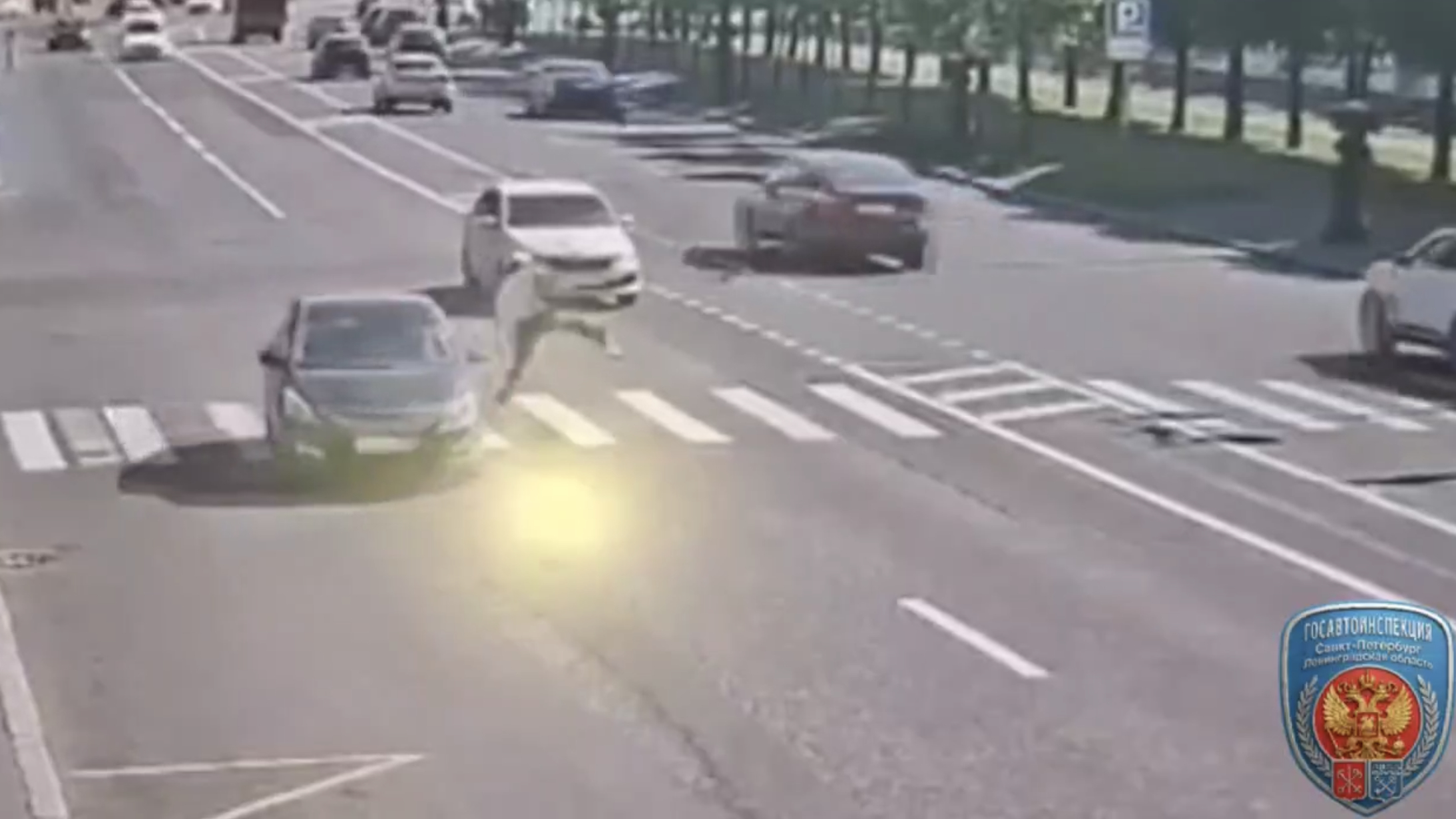 Петербуржец в последний момент отскочил от летевшего на него пенсионера на Hyundai