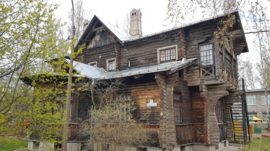 В Ломоносове продают исторический терем с участком за 28 млн