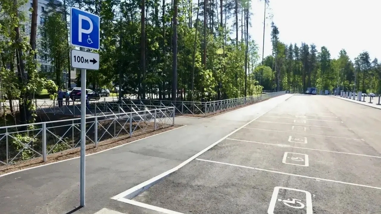 Власти Петербурга открыли большую парковку у онкоцентров в Песочном — стартует пробный период