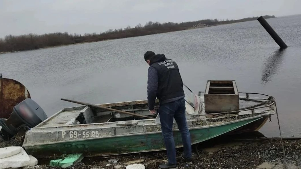 Моторная лодка утащила на дно 34-летнего мужчину, а трое его товарищей бесследно исчезли на Ямале