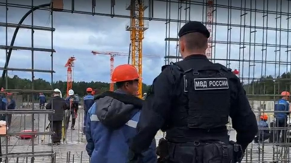 Полиция нагрянула с проверкой на стройке в Кингисеппе: семерых иностранных рабочих ждет выдворение