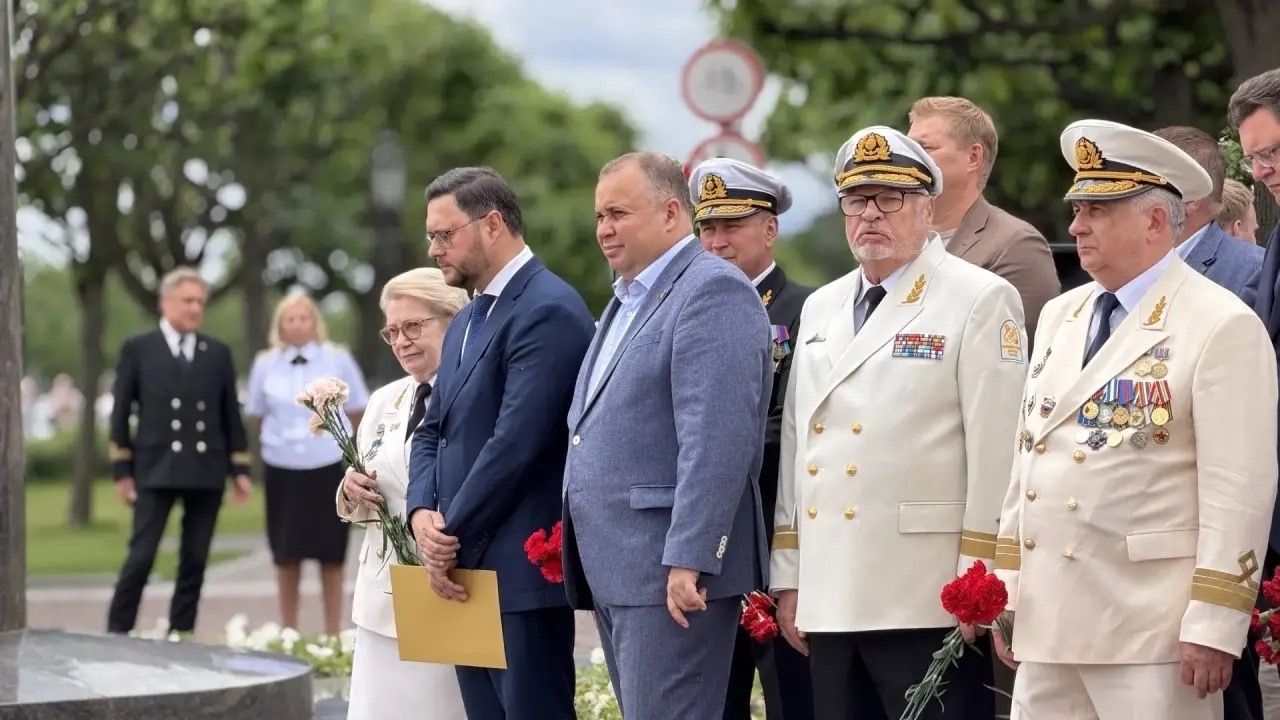 В Петербурге на Петровской набережной почтили труд моряков у знакового памятника
