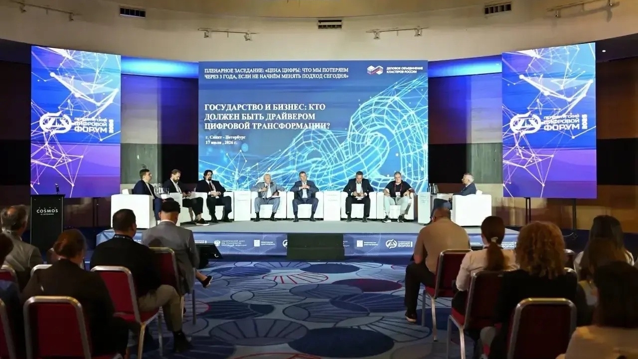 Петербург поделился опытом внедрения ИИ и роботов в промышленность на форуме