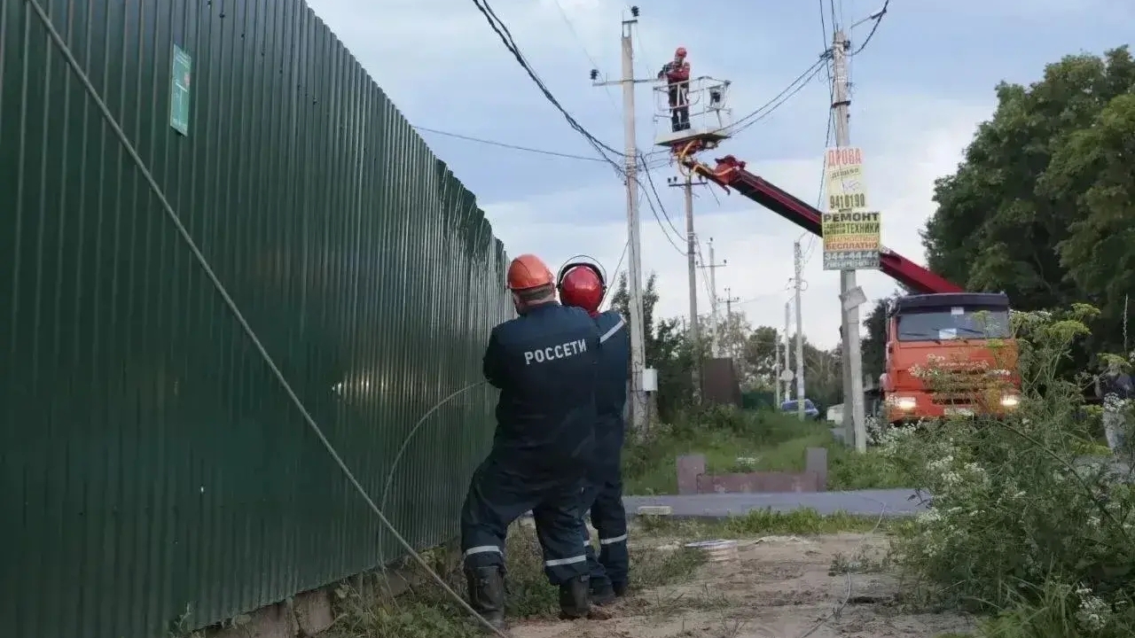Штормовой ветер заставил специалистов убирать деревья с ЛЭП и возвращать электричество в дома Ленобласти