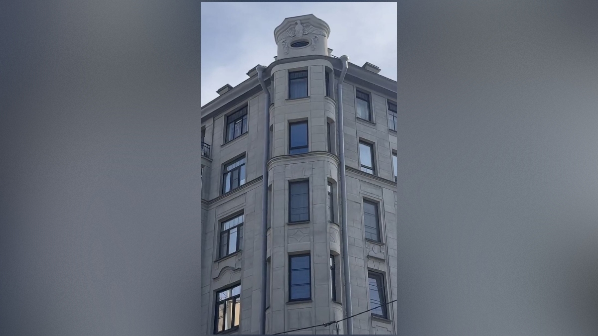 Каменный орел вернулся на отреставрированный дом Брадучана в Петербурге