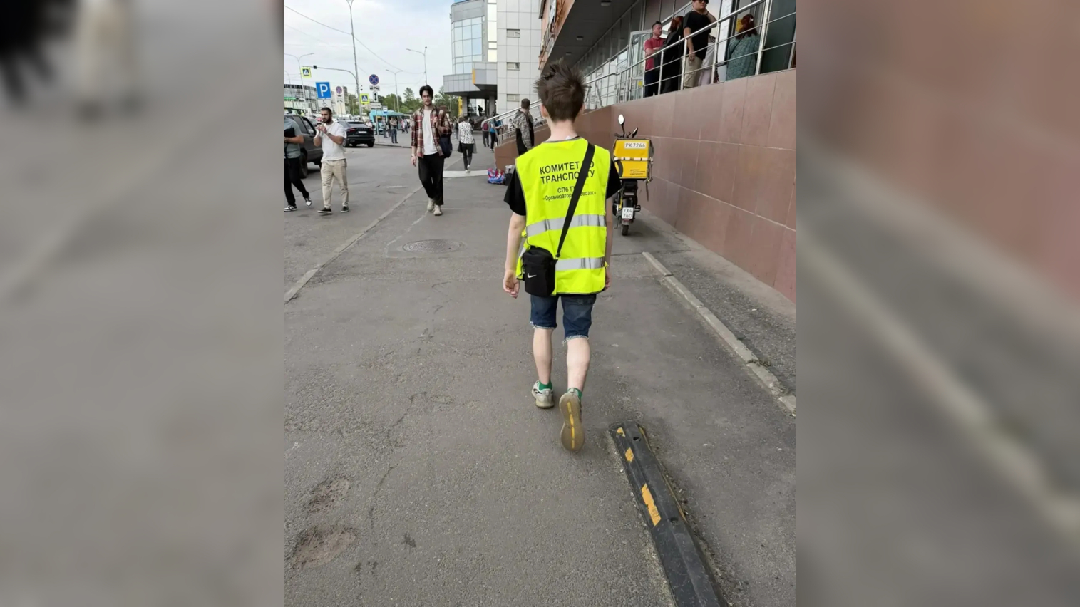 Более 200 пассажиров получили помощь на «Рыбацком» от волонтеров