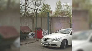 «Перегораживание» заменили на «размещение»: в Петербурге изменили правила парковки во дворах