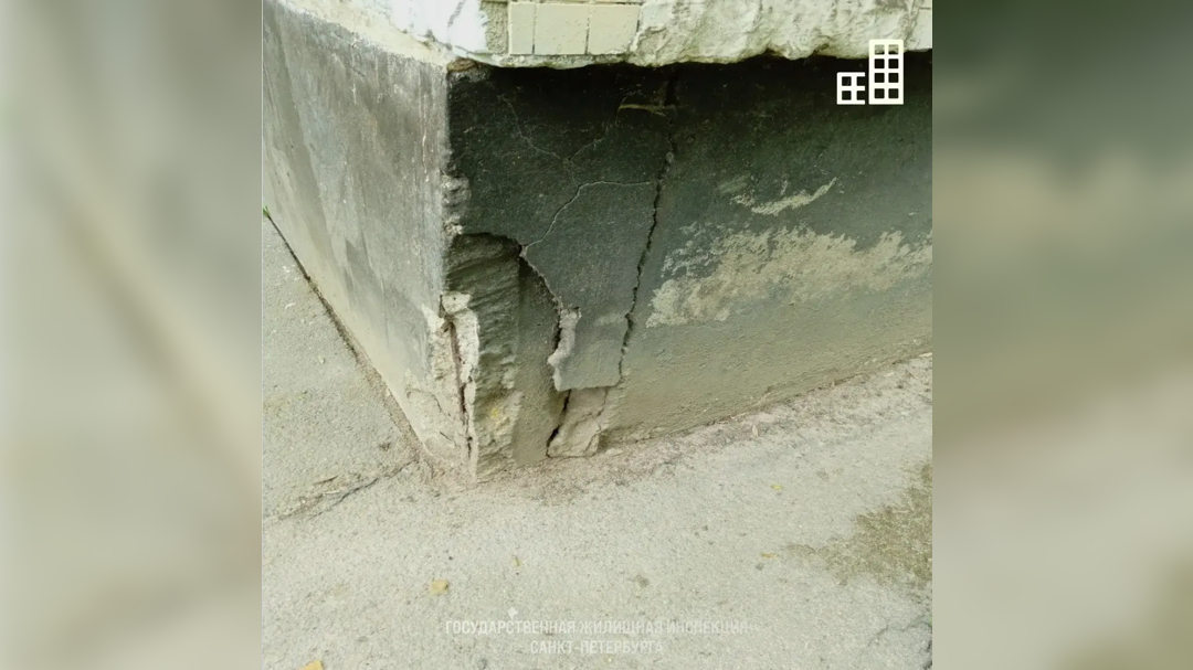 Во Фрунзенском районе компания не уследила за крышами и фасадами 11 домов и получила «административку»