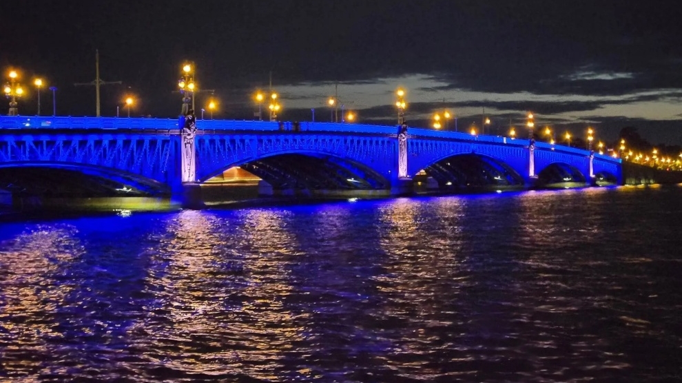 Праздничная подсветка озарит Троицкий мост и телебашню в Санкт-Петербурге