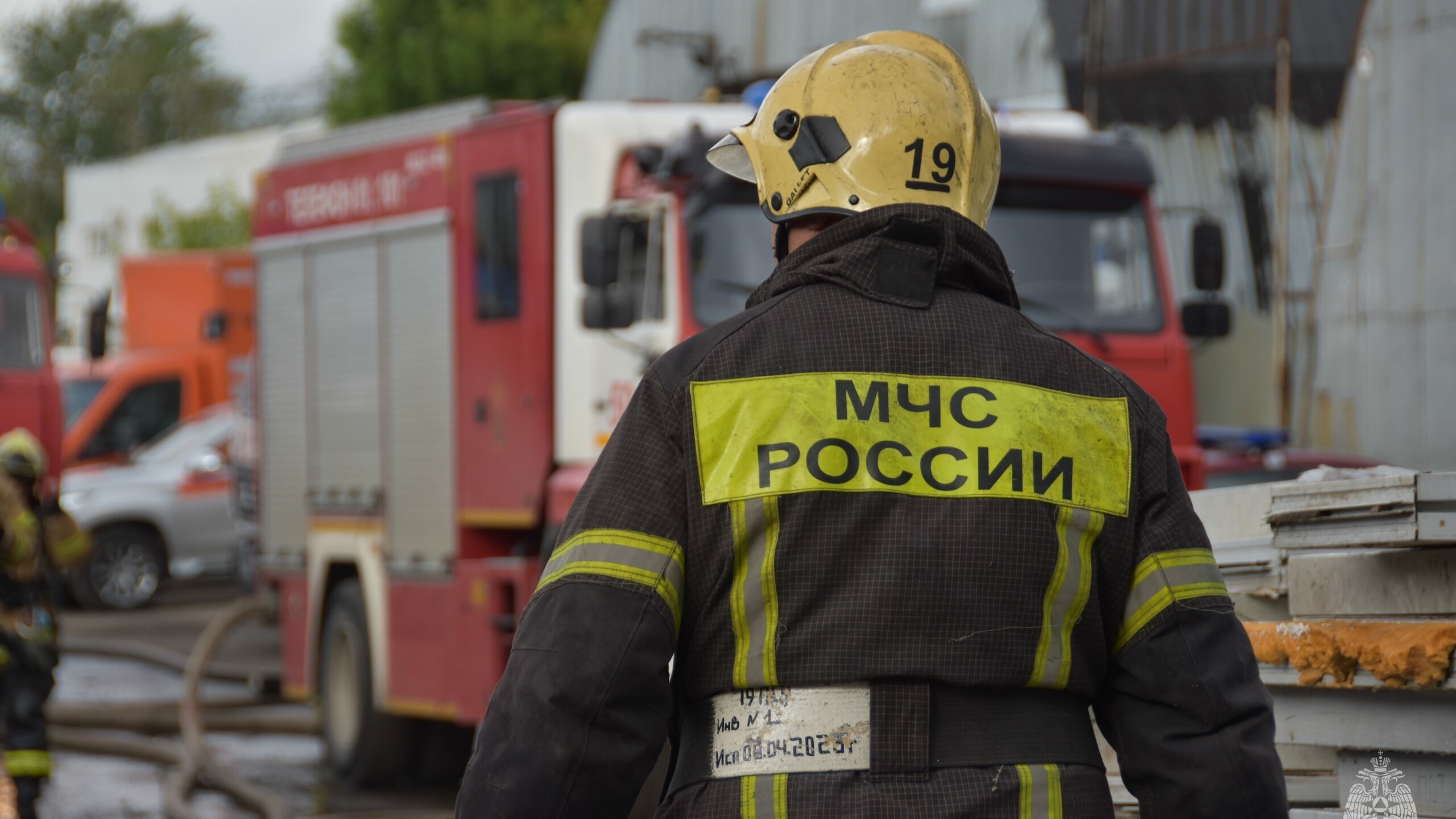 Больше 100 спасателей локализовали пожар на Софийской овощебазе