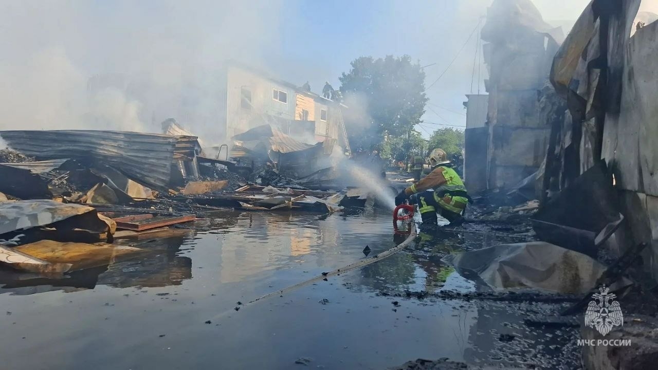 В Кронштадте нейтрализовали пожар в эллингах на 600 квадратных метров