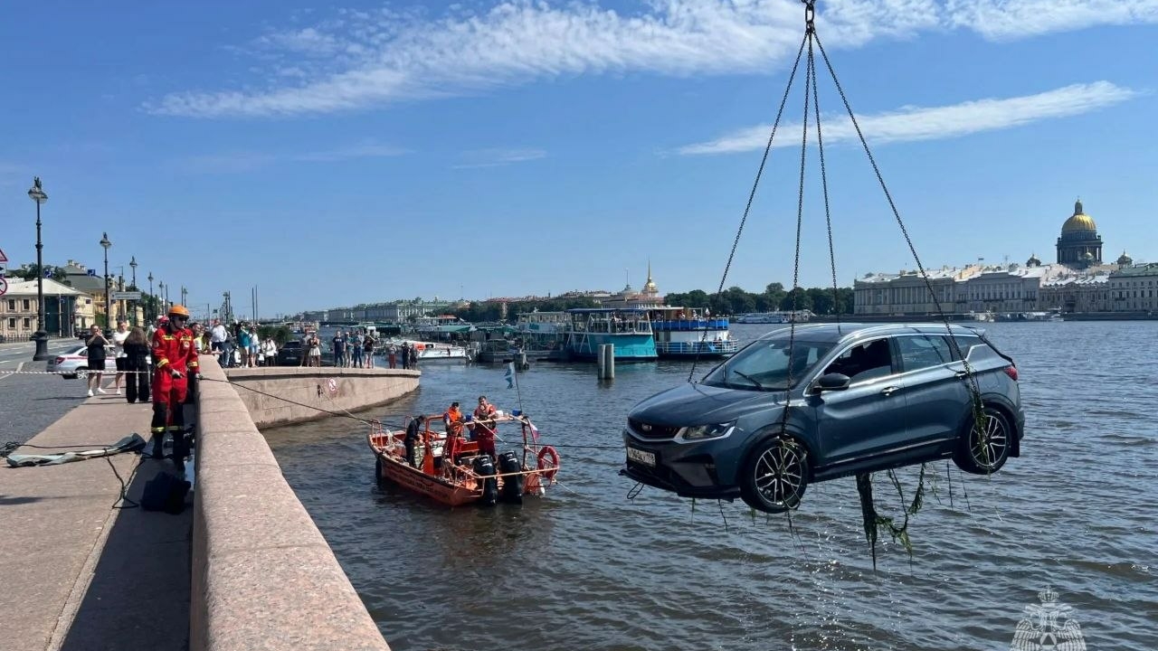 Утонувшую легковушку вытащили со дна Невы в Петербурге