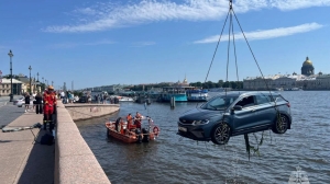Утонувшую легковушку вытащили со дна Невы в Петербурге