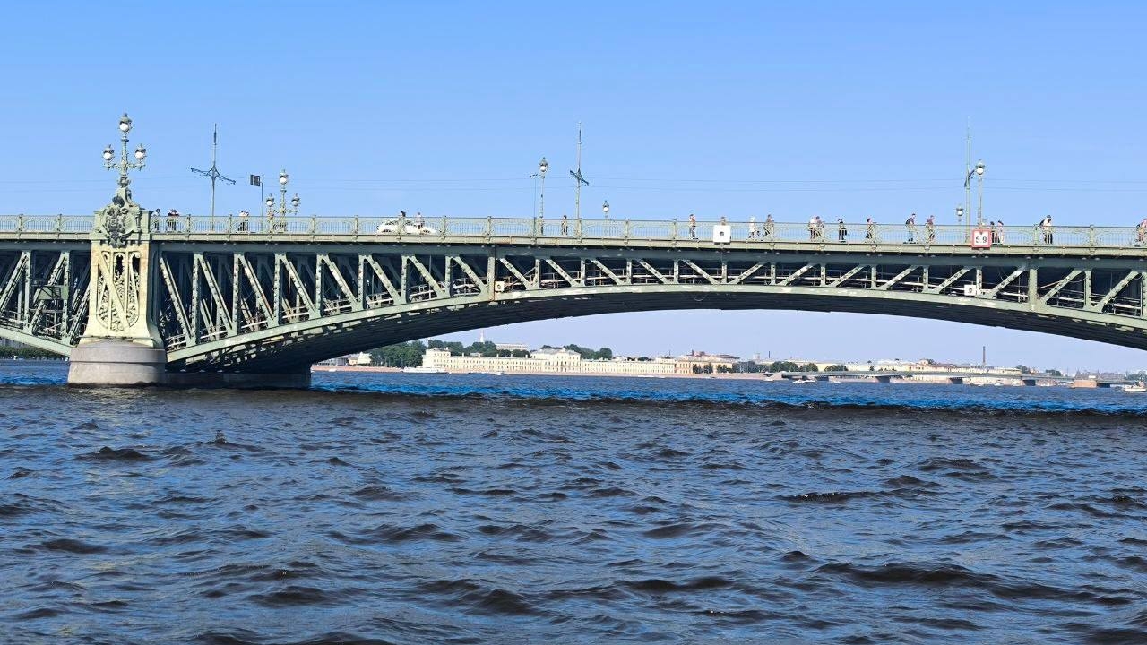 Пассажирский теплоход врезался в Троицкий мост: фото