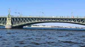 Пассажирский теплоход врезался в Троицкий мост: фото