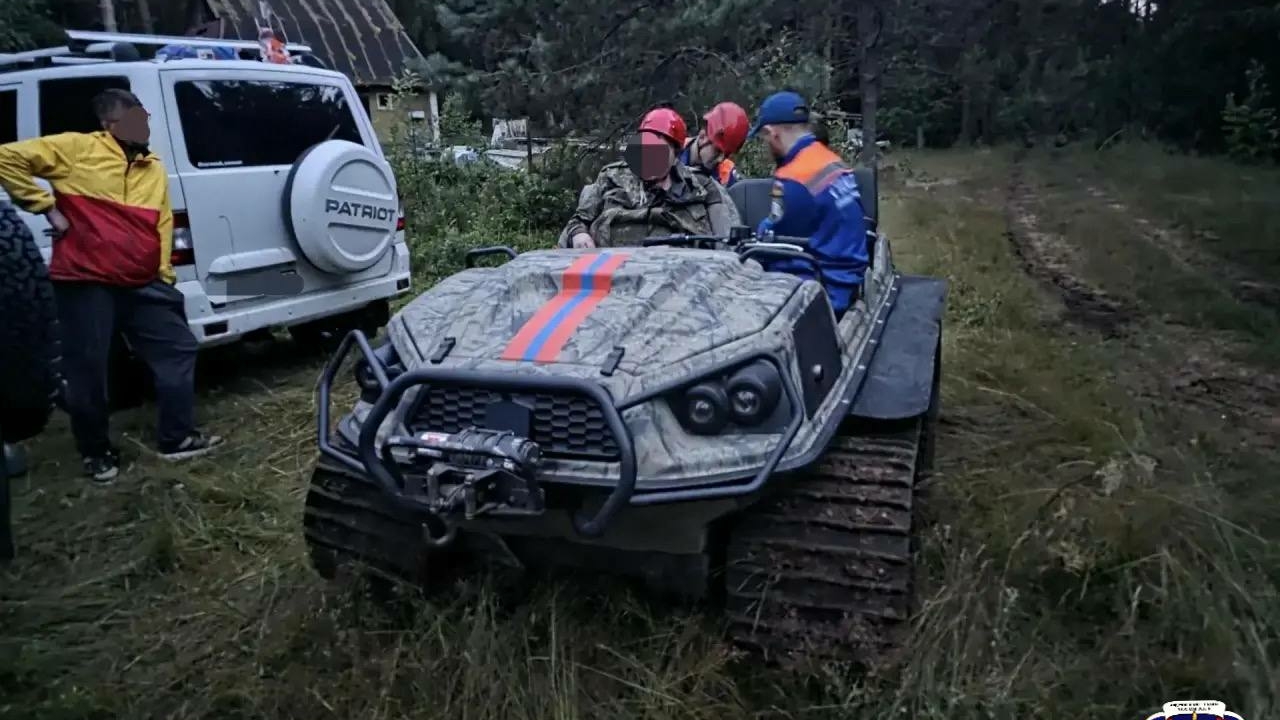 Жителей Ленобласти эвакуировали на снегоболотоходах из-за упавших деревьев