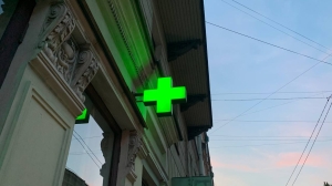 Жильцов дома на Сытнинской эвакуировали после обрушился пола в аптеке
