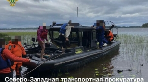 Двух так и не нашли: прокуратура заинтересовалась попавшими в шторм на Ладожском озере 14 туристами