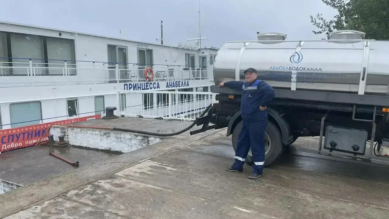 Теплоход «Принцесса Аннабелла» с 65 пассажирами застрял на Ладоге без питьевой воды