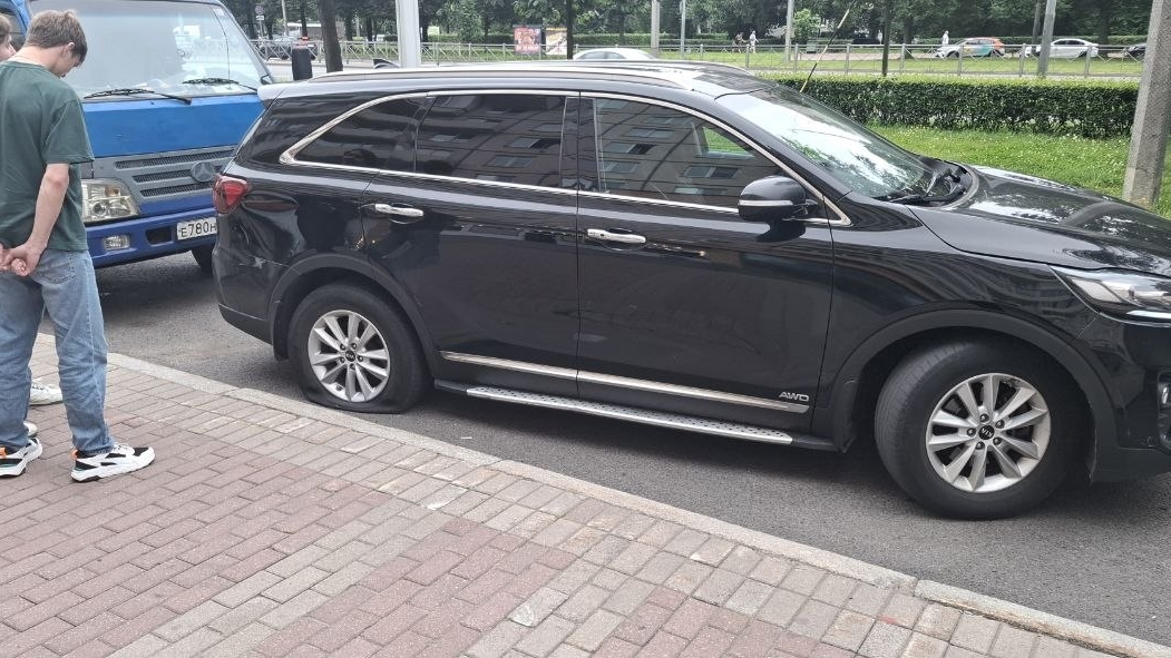 После ДТП с велосипедистом в кармане на Пискаревском у Kia Sorento лопнуло колесо: фото