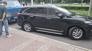 После ДТП с велосипедистом в кармане на Пискаревском у Kia Sorento лопнуло колесо: фото